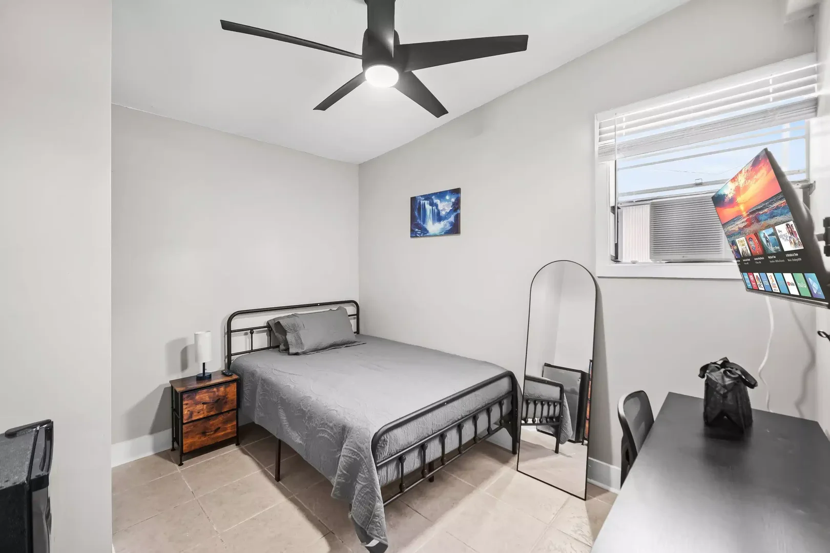 Bright and airy student room with easy university access in 