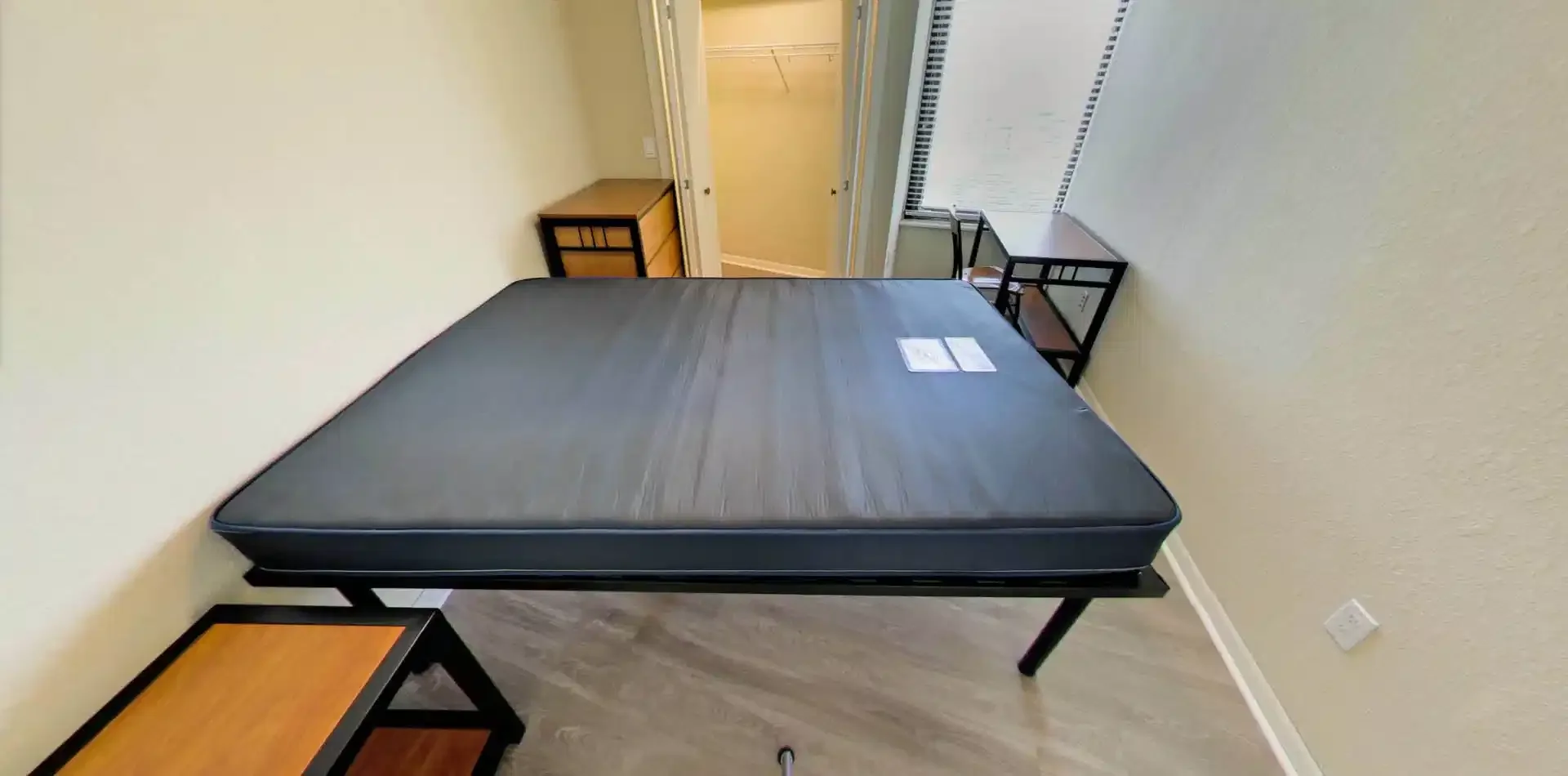 Habitación estudiantil funcional perfecta para estudiar en
