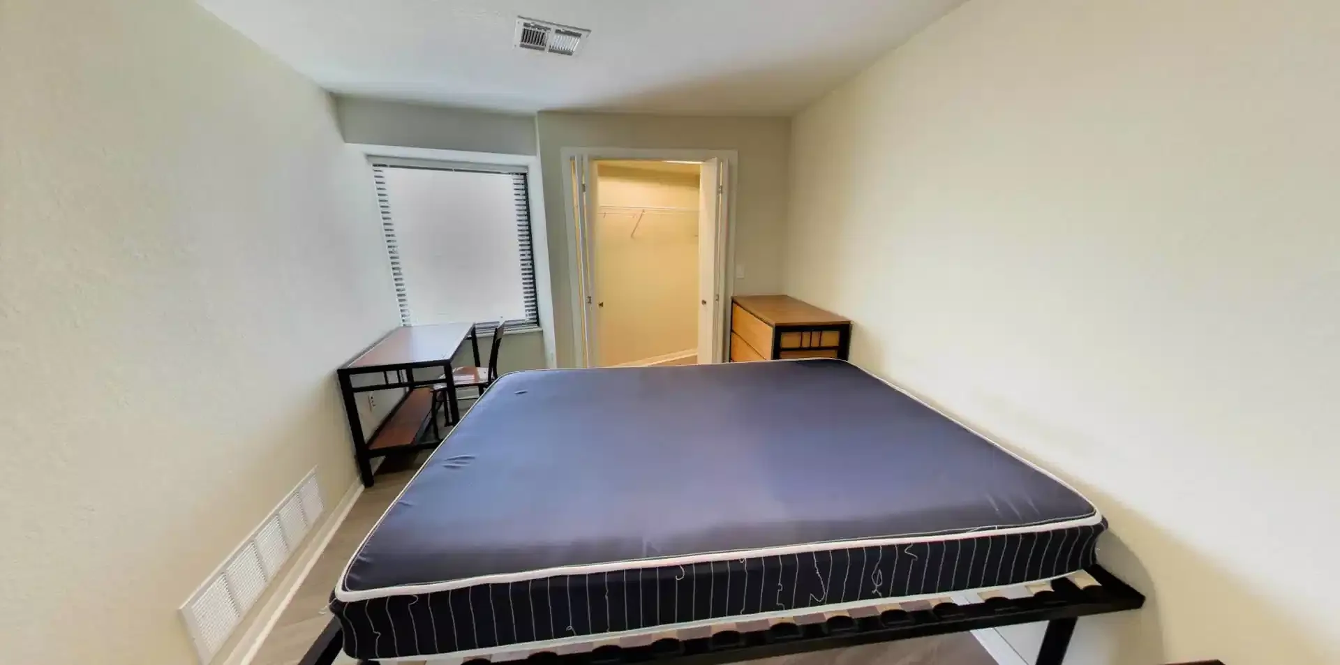 Habitación estudiantil económica cerca del campus en