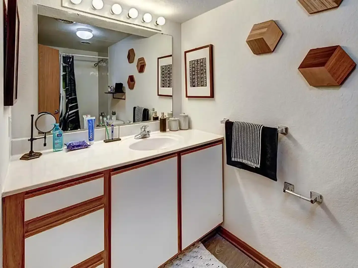 Chambre d'étudiant à  avec espace d'étude et installations communes
