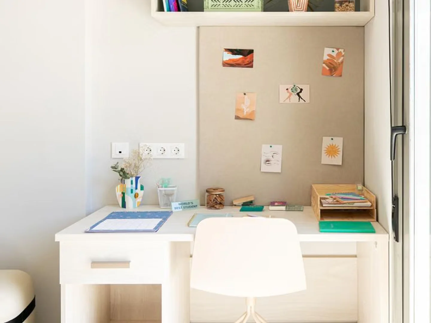 Chambre d'étudiant à  avec espace d'étude et installations communes