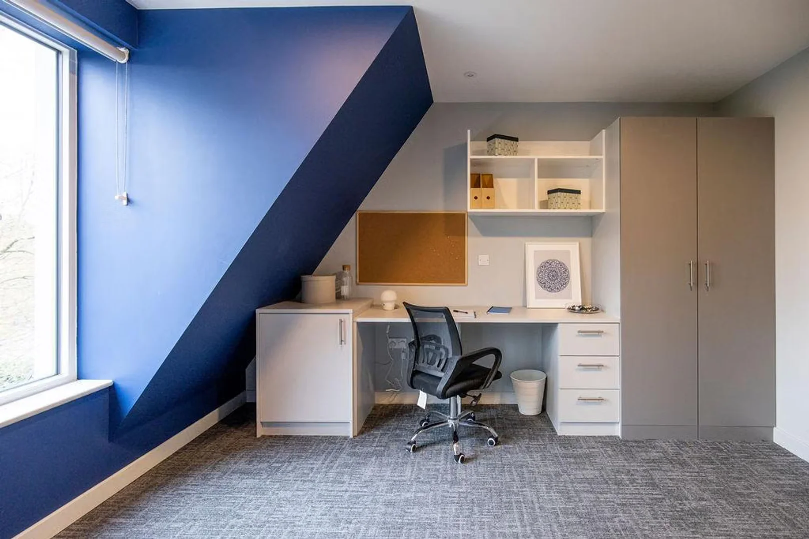 Studio d'étudiant minimaliste dans avec agencement efficace