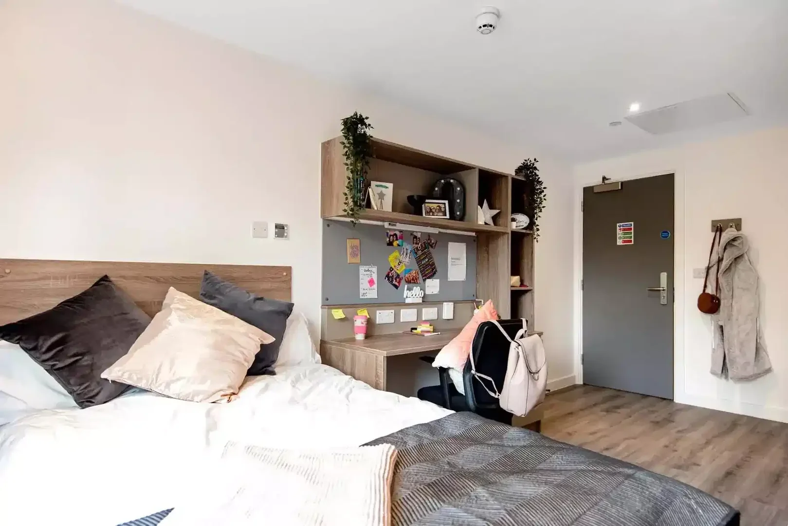 Quarto de estudante confortável e espaçoso em 