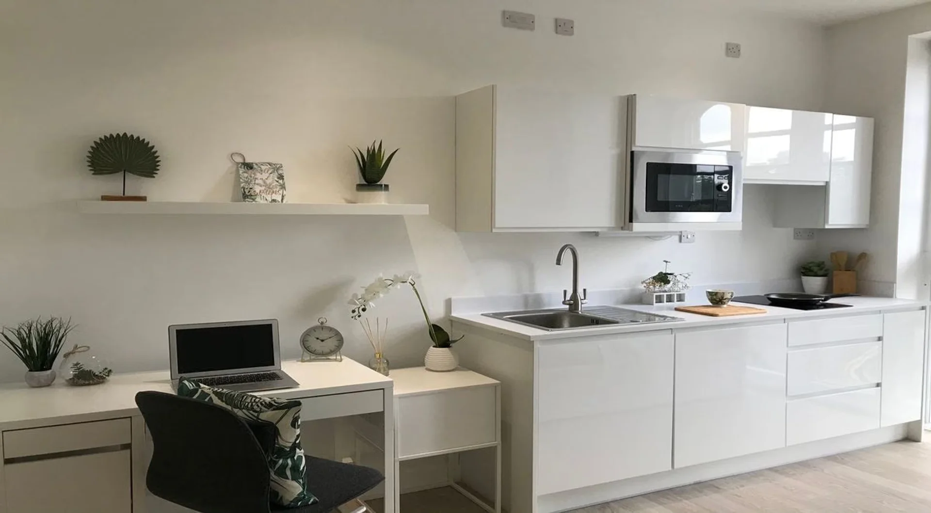Apartamento estúdio acessível com características essenciais em 