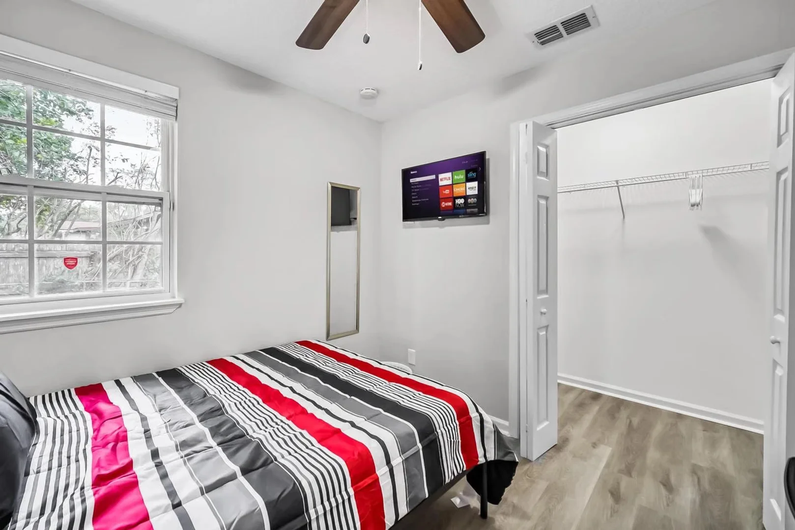 Cozy room for students available in 