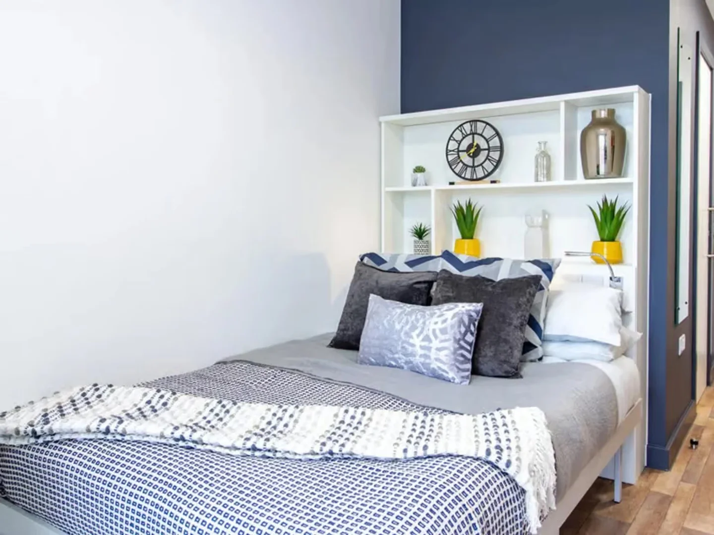 Quarto acessível para estudantes com iluminação ampla em 