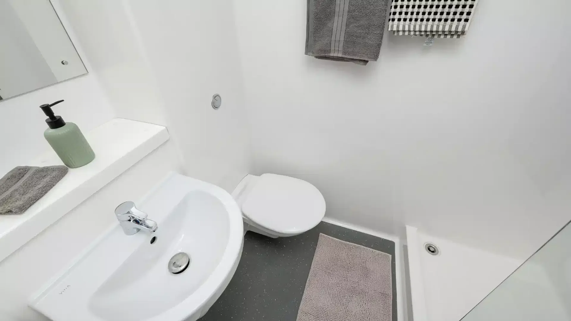 Economical student room with convenient location in