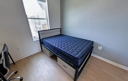 Habitación privada en West Phoenix Avenue, imagen 1 de 10