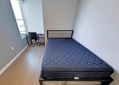 Quarto privado em West Phoenix Avenue, imagem 1 de 10