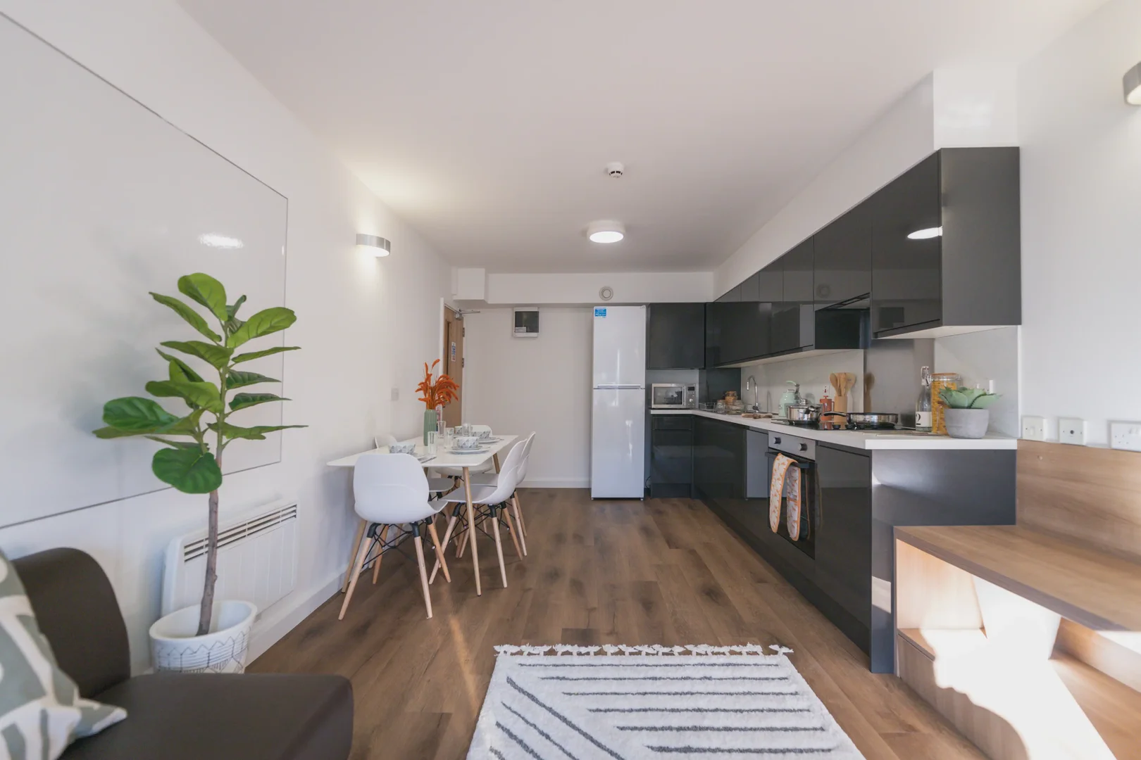 Habitación estudiantil luminosa y aireada con fácil acceso a la universidad en 
