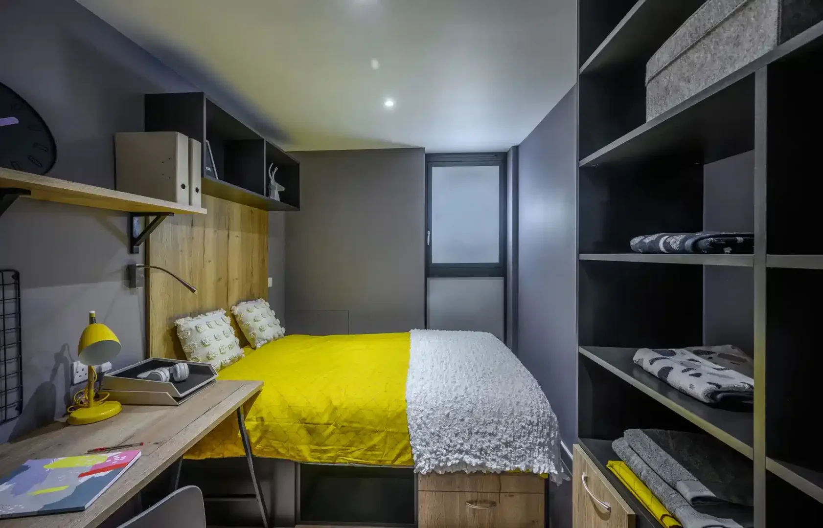 Quarto acessível para estudantes com iluminação ampla em 
