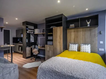 Quarto privado em Dumbarton Road, imagem 1 de 10