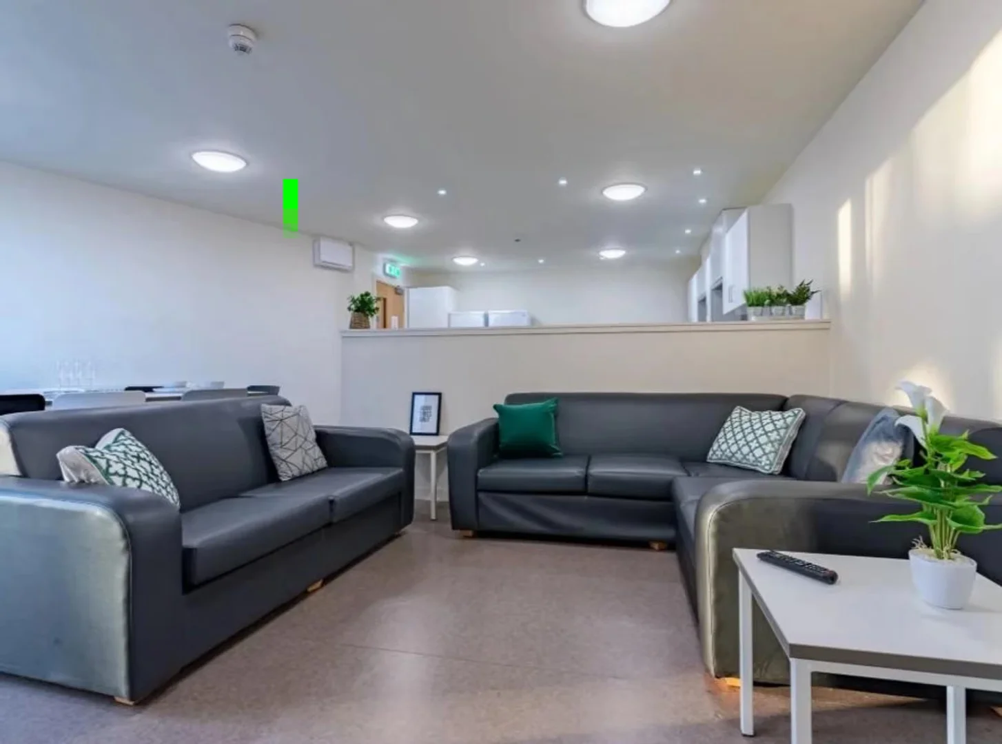 Quarto de estudante luminoso e arejado com acesso fácil à universidade em 