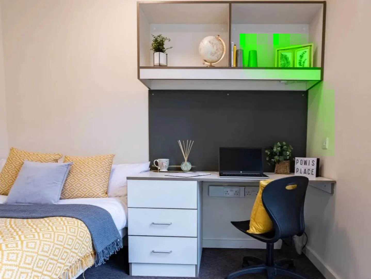 Quarto de estudante luminoso e arejado com acesso fácil à universidade em 