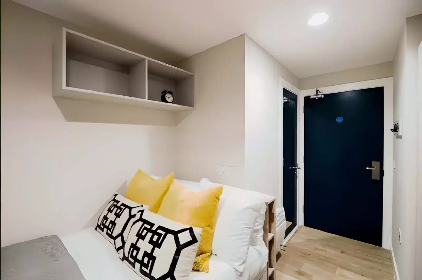 Quarto de estudante em  com área de estudo e instalações partilhadas