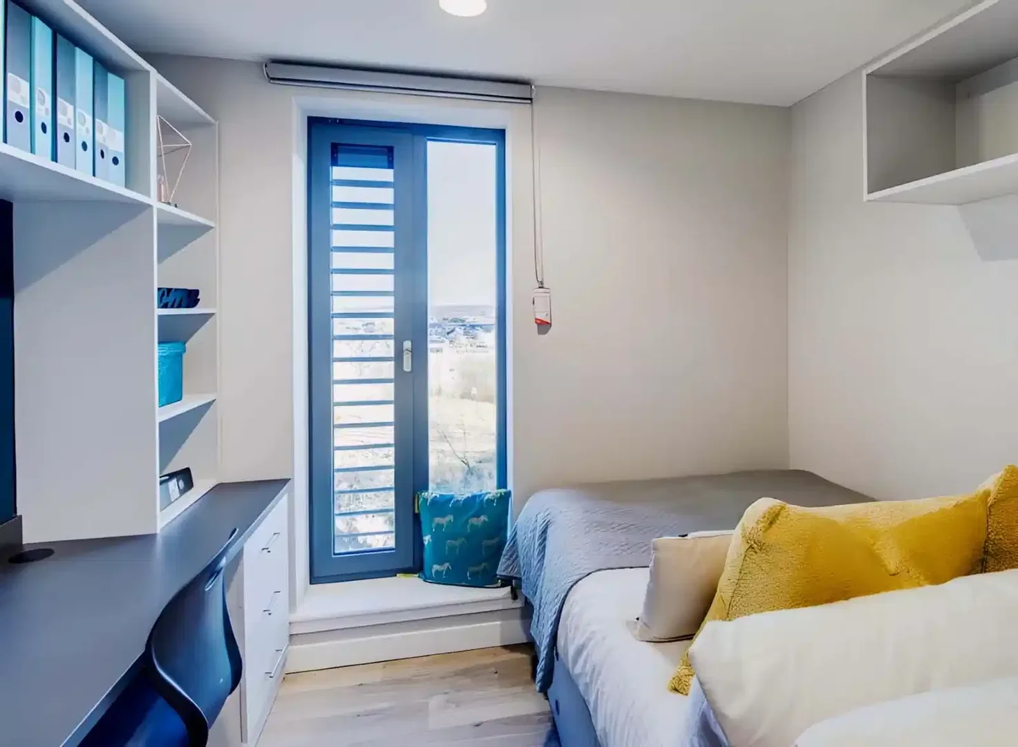 Quarto de estudante luminoso e arejado com acesso fácil à universidade em 