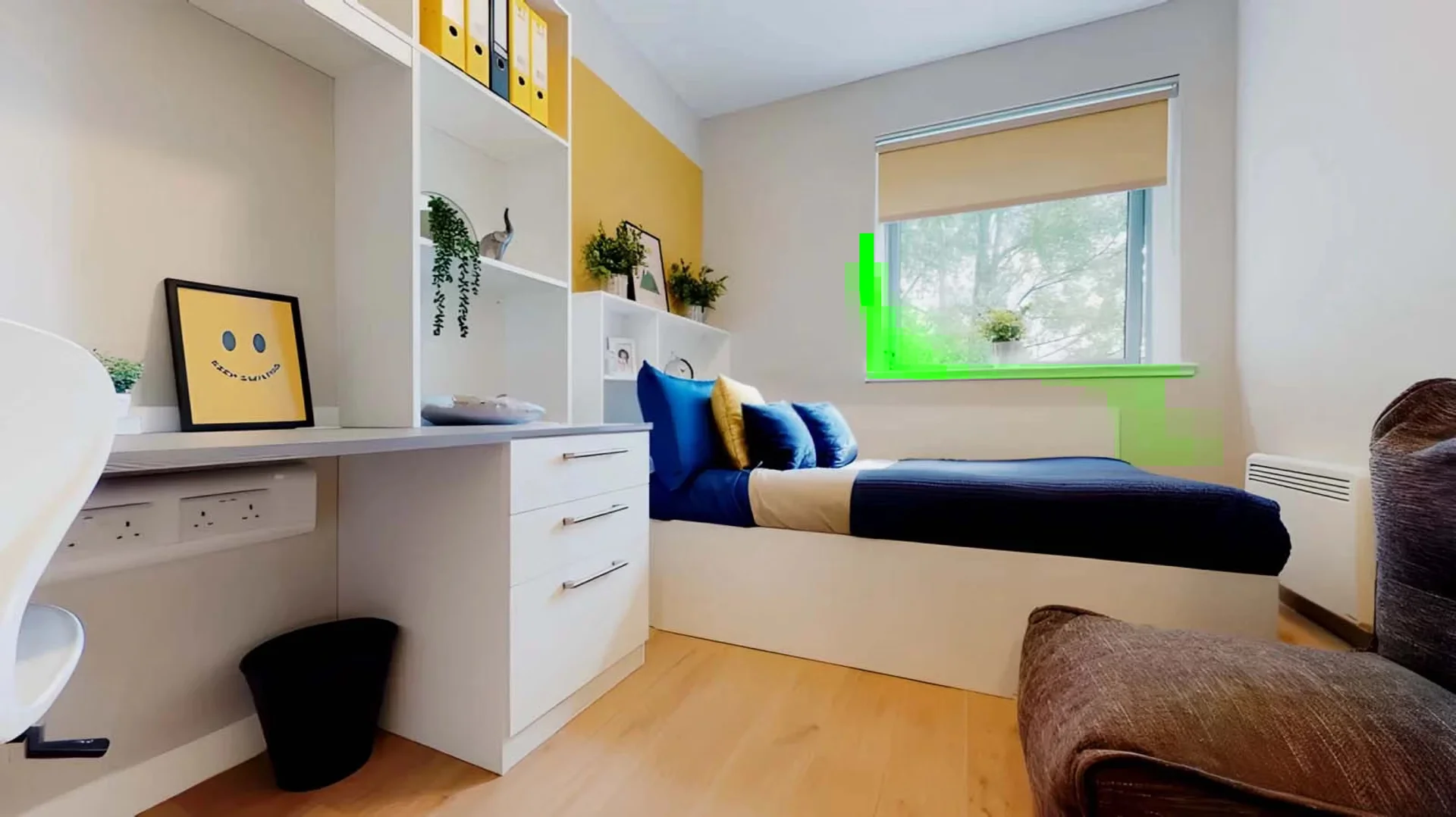 Quarto de estudante em com área de estudo e instalações partilhadas