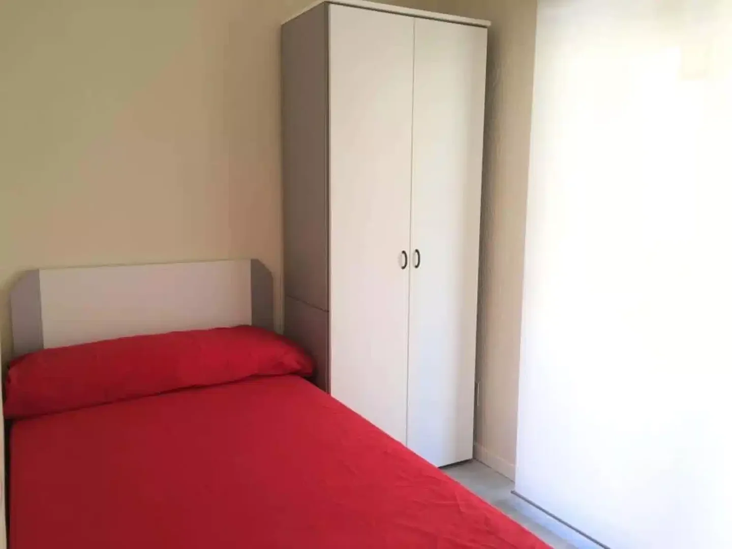 Chambre abordable pour les étudiants avec un bon éclairage dans 