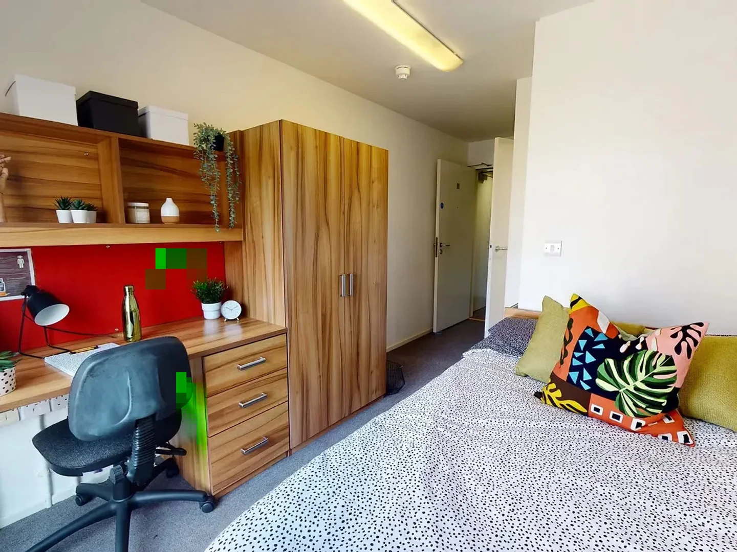 Student-friendly room in  with modern amenities