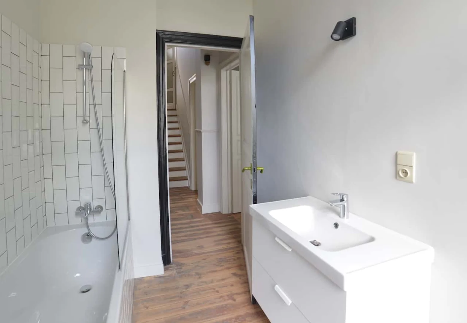 Chambre d'étudiant à  avec espace d'étude et installations communes