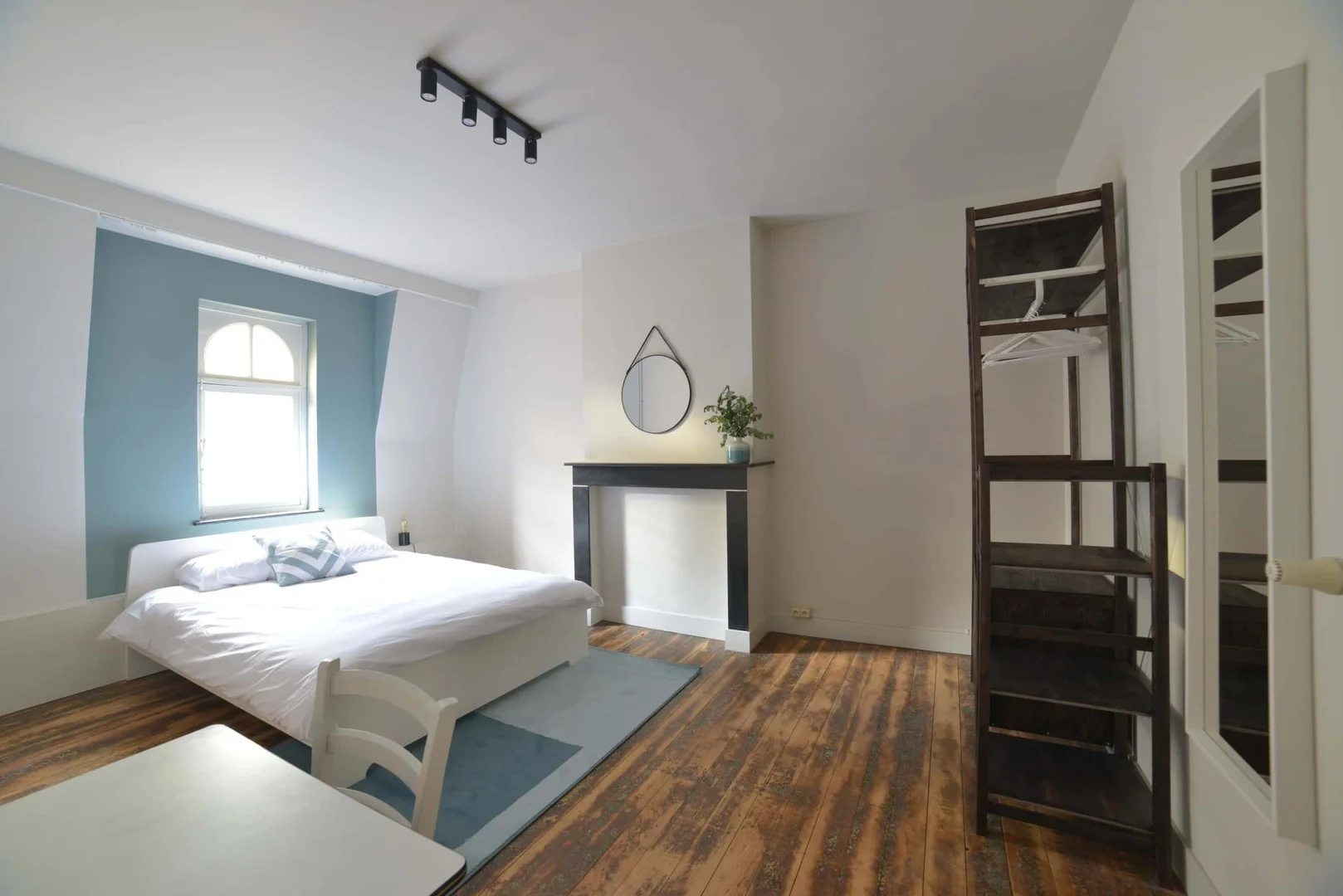 Chambre confortable pour étudiants disponible dans 