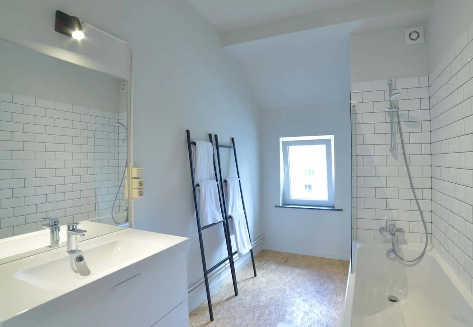 Chambre d'étudiant à  avec espace d'étude et installations communes