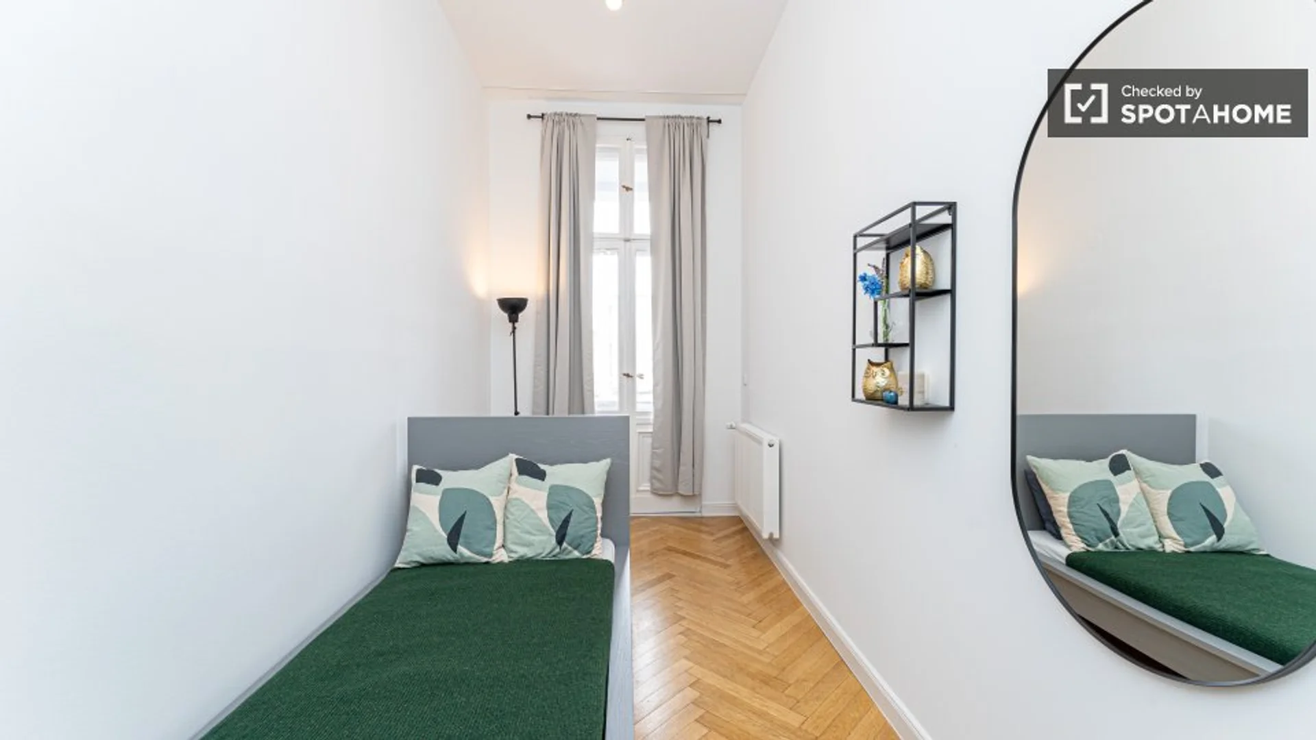 Bright and airy student room with easy university access in 