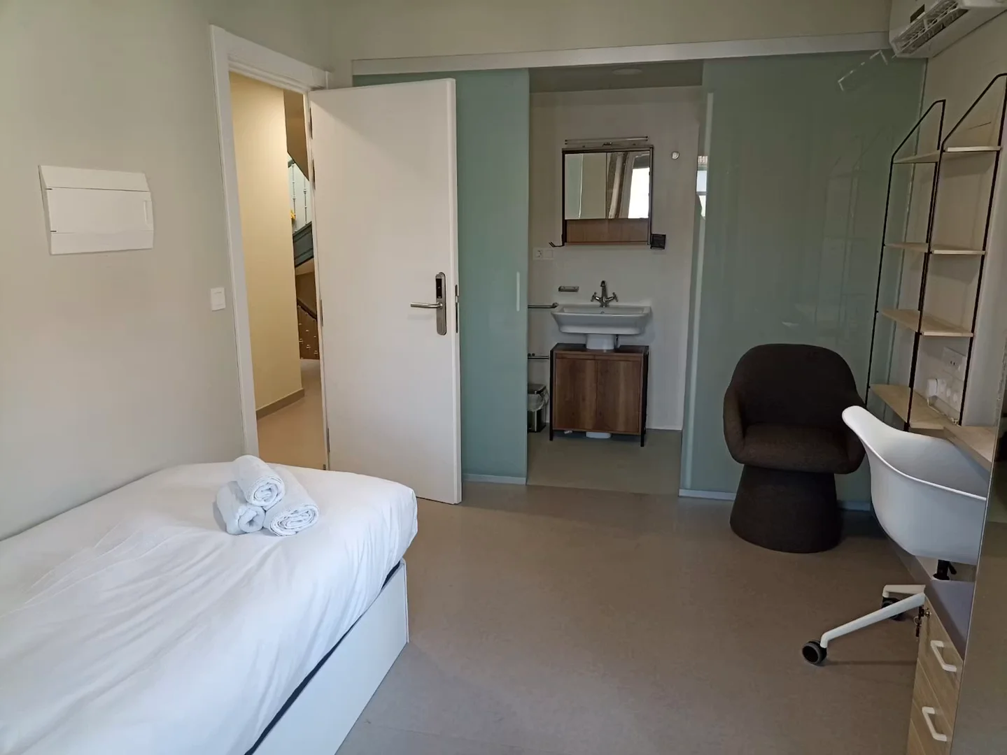 Quarto de estudante económico perto do campus em 