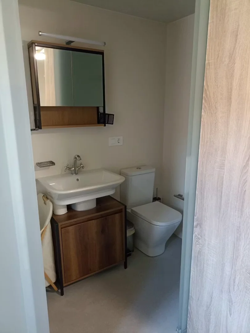 Quarto para alugar em apartamento de estudantes em , totalmente mobilado