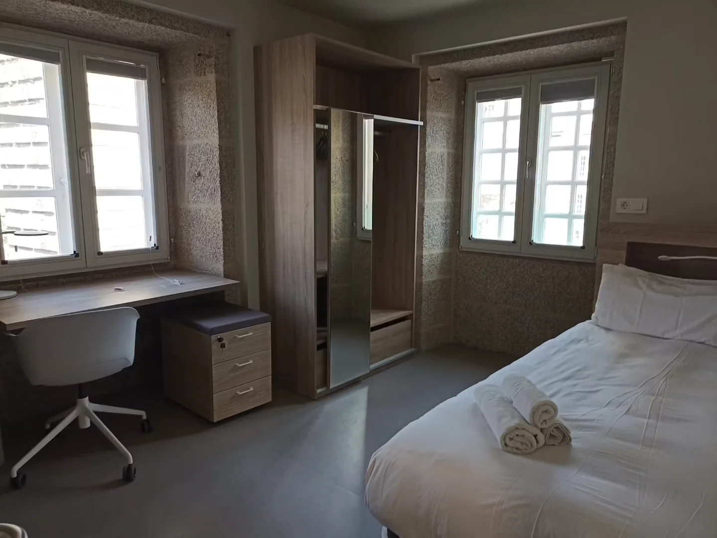 Quarto de estudante luminoso e arejado com acesso fácil à universidade em 