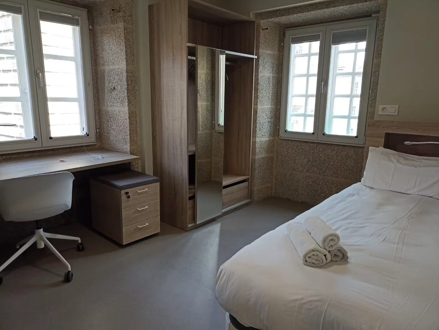 Quarto de estudante confortável e espaçoso em 
