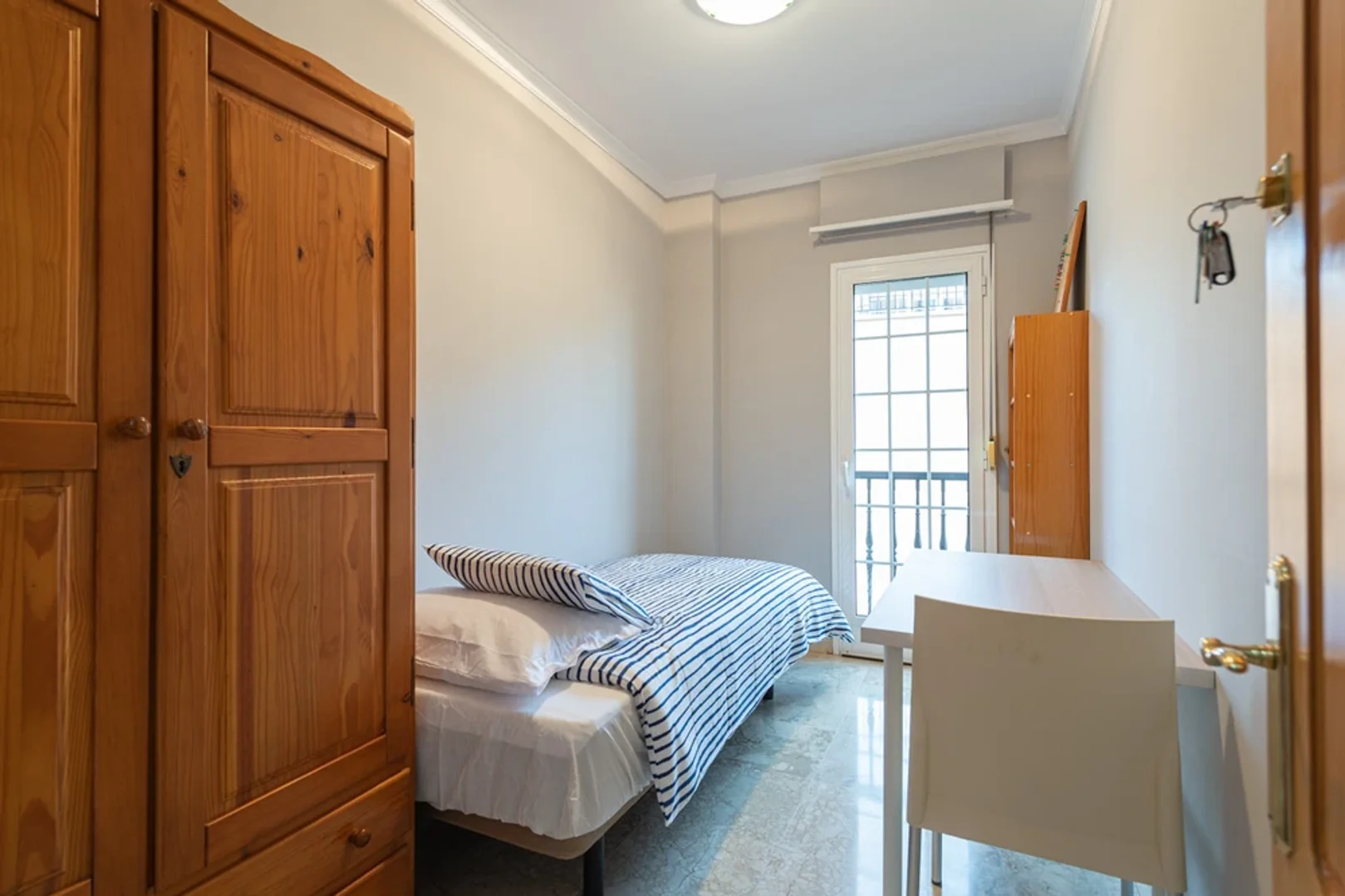 Chambre conviviale pour les étudiants dans  avec des équipements modernes