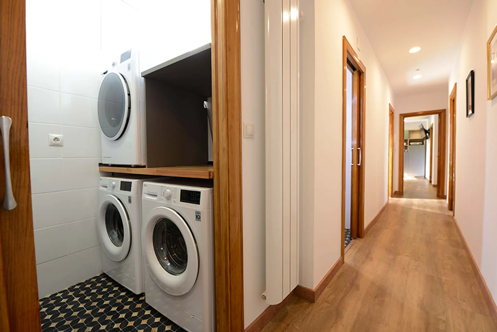 Quarto acessível para estudantes com iluminação ampla em