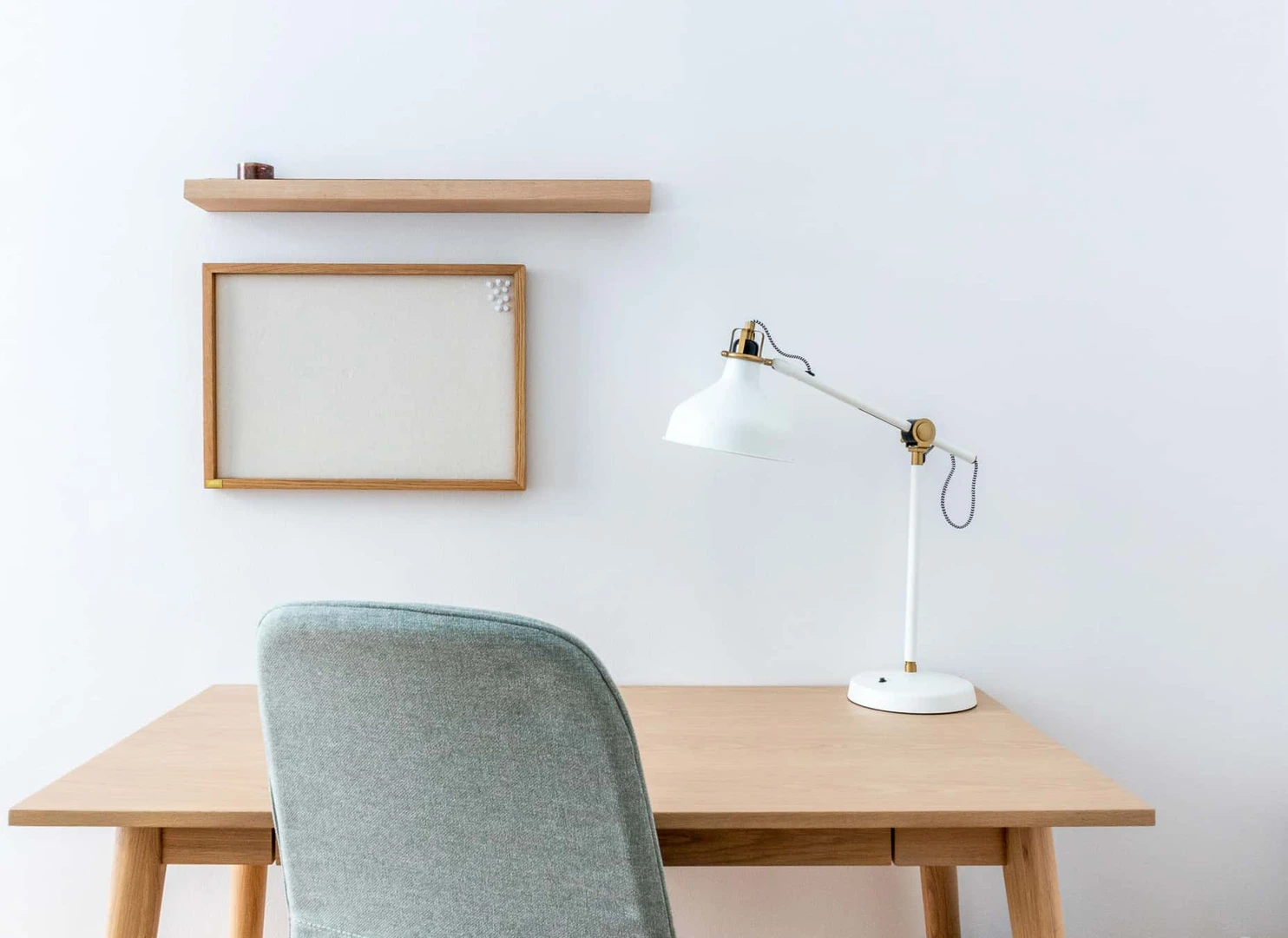 Quarto acessível para estudantes com iluminação ampla em 