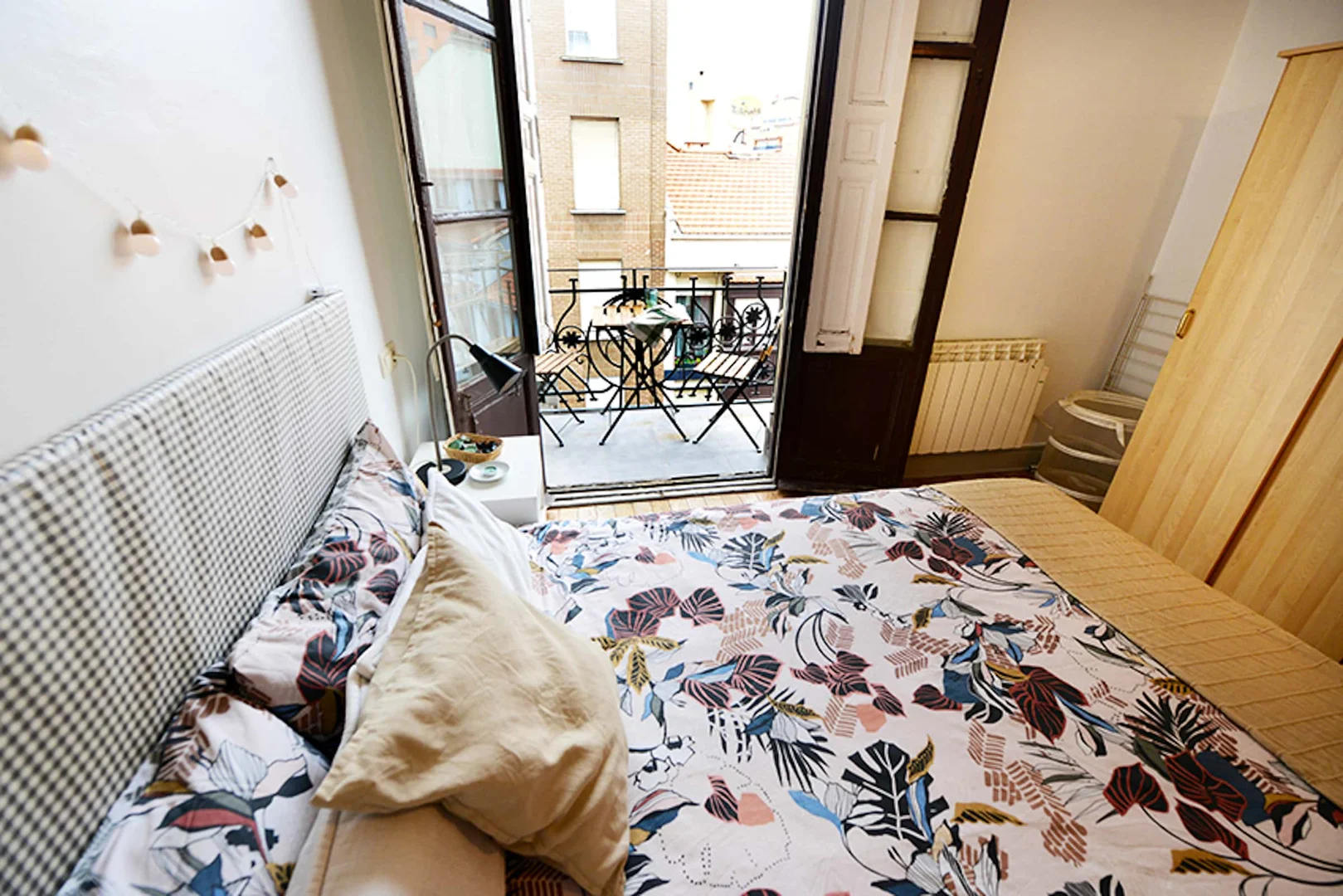 Quarto acessível para estudantes com iluminação ampla em
