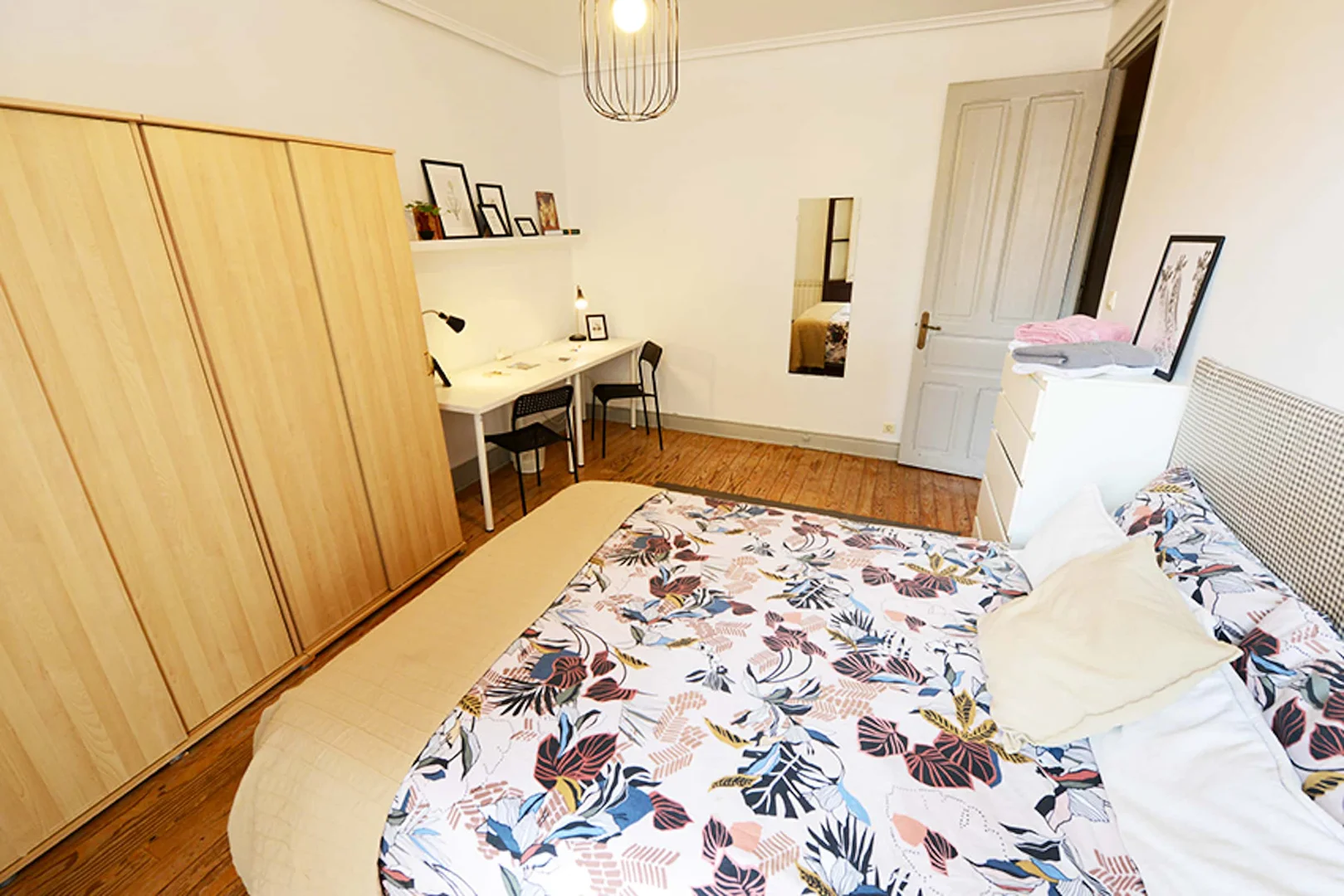 Quarto de estudante funcional perfeito para estudar em