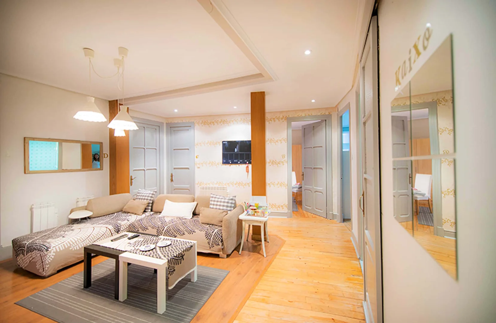Quarto acessível para estudantes com iluminação ampla em