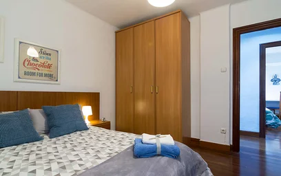 Quarto iluminado em {area}