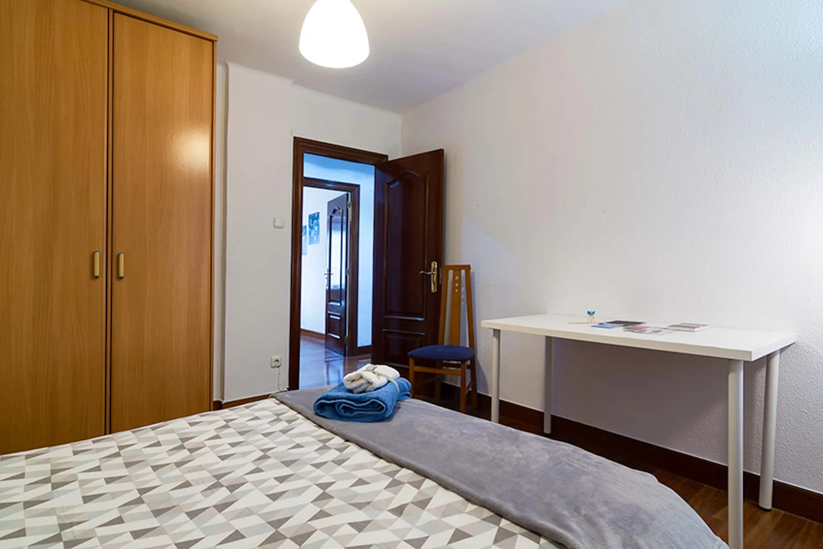 Quarto de estudante funcional perfeito para estudar em