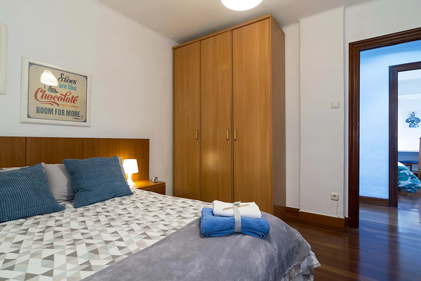 Quarto acessível para estudantes com iluminação ampla em