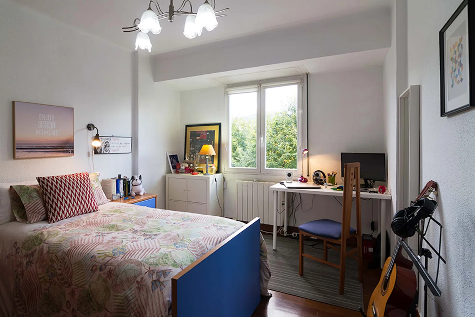 Quarto de estudante confortável e espaçoso em 