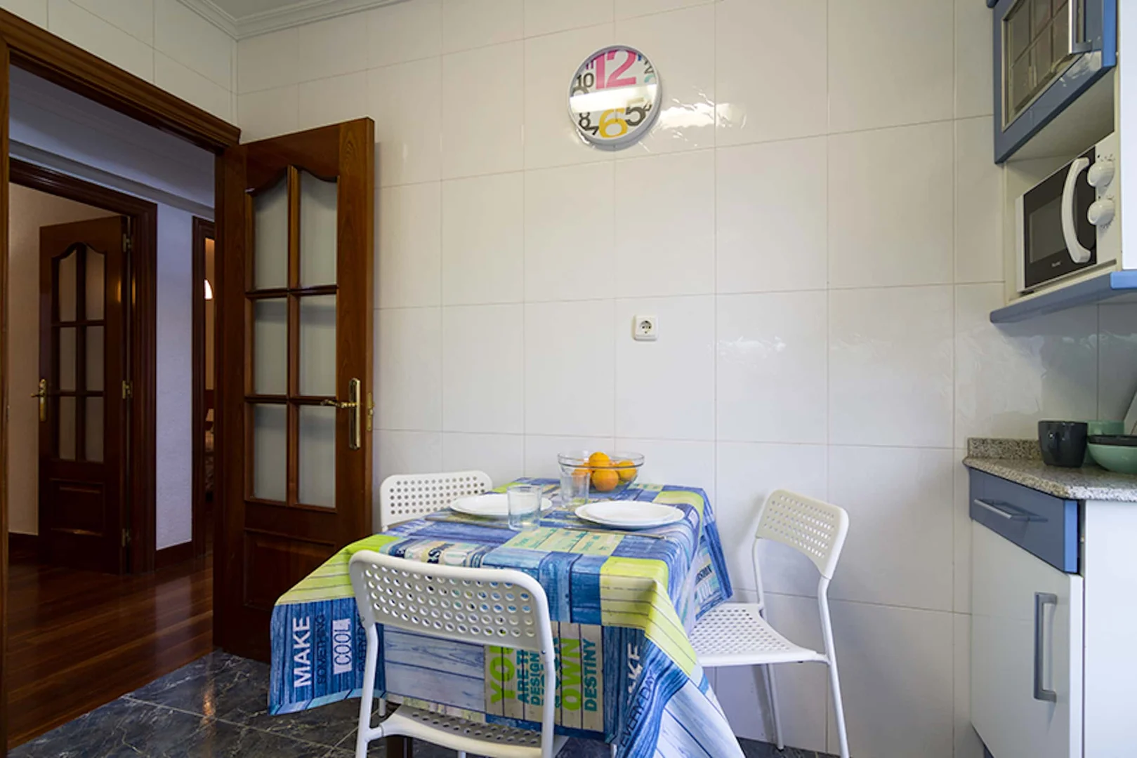 Quarto acessível para estudantes com iluminação ampla em 