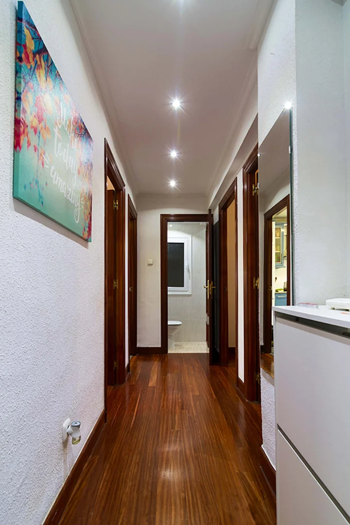 Quarto de estudante luminoso e arejado com acesso fácil à universidade em 