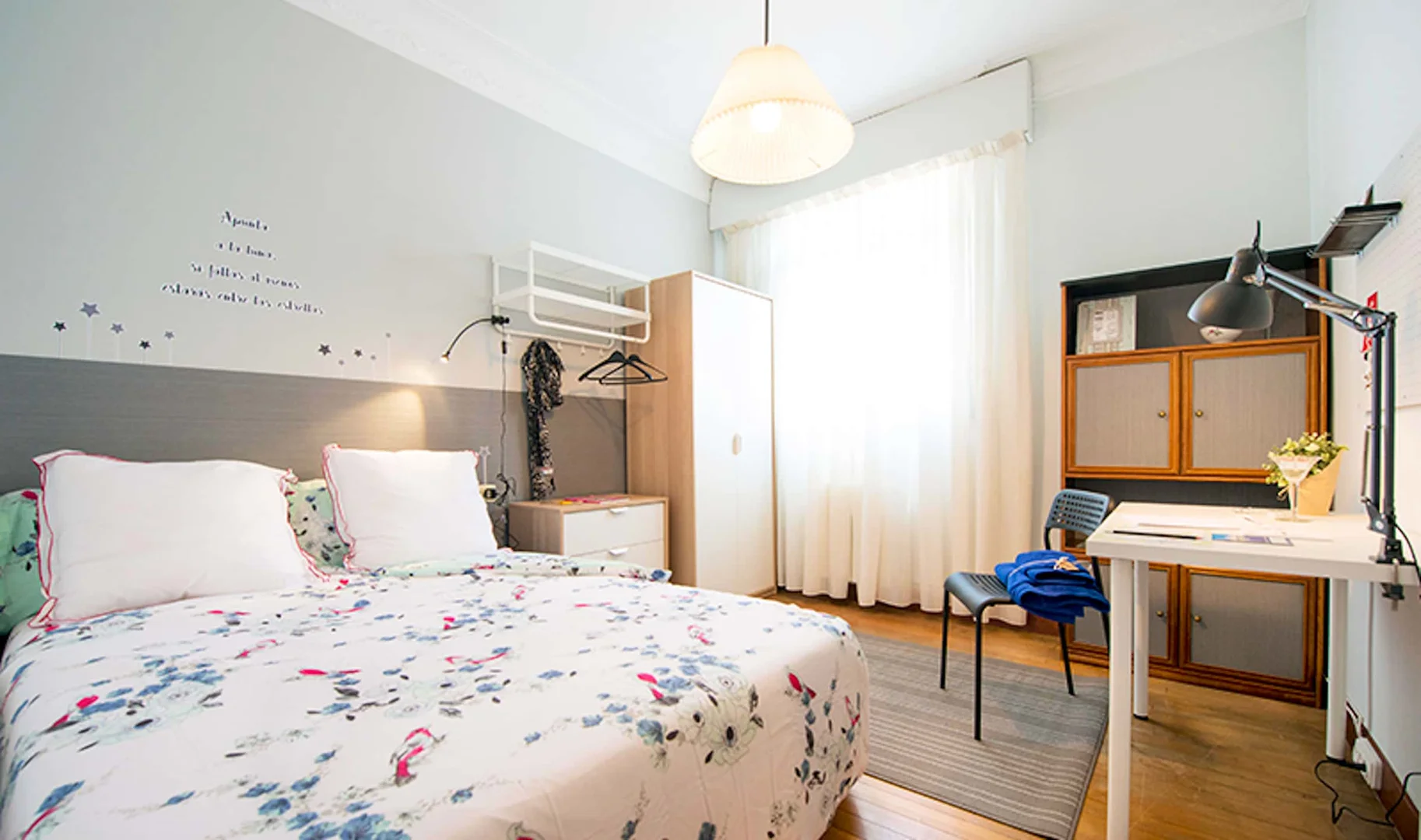 Quarto amigo do estudante em com comodidades modernas
