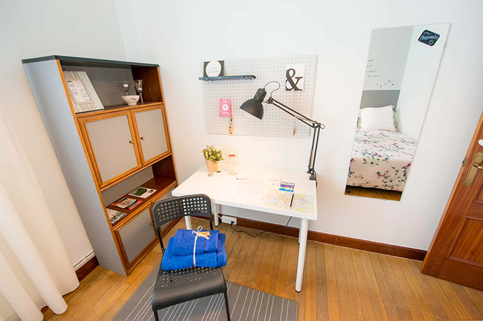 Quarto para alugar em apartamento de estudantes em , totalmente mobilado