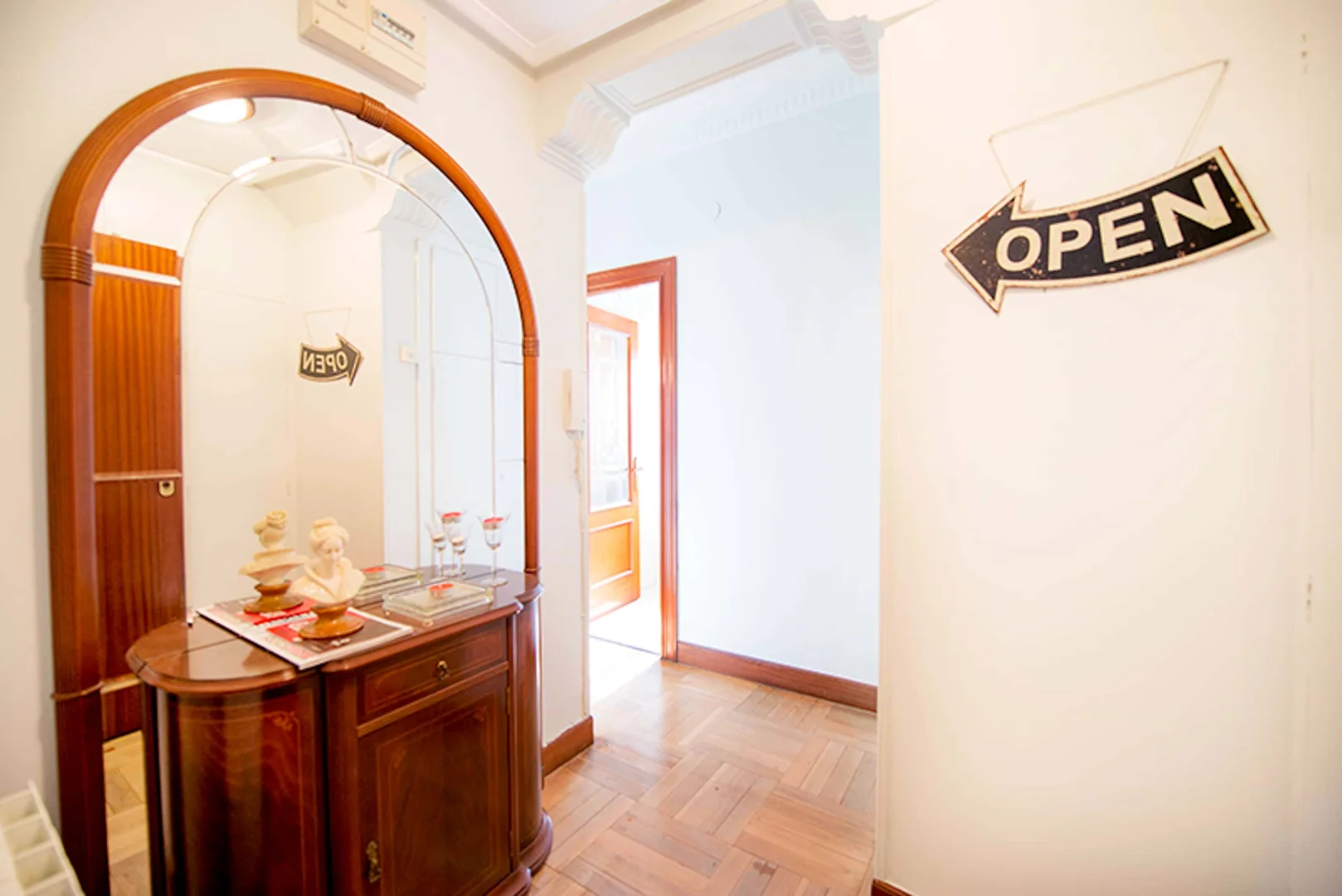 Quarto acessível para estudantes com iluminação ampla em