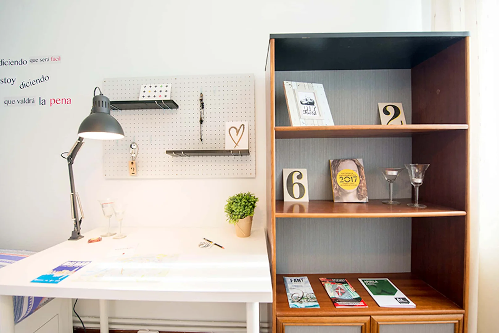Quarto de estudante funcional perfeito para estudar em