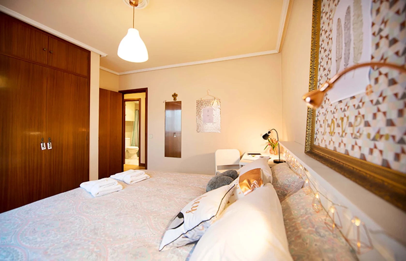 Quarto para alugar em apartamento de estudantes em , totalmente mobilado