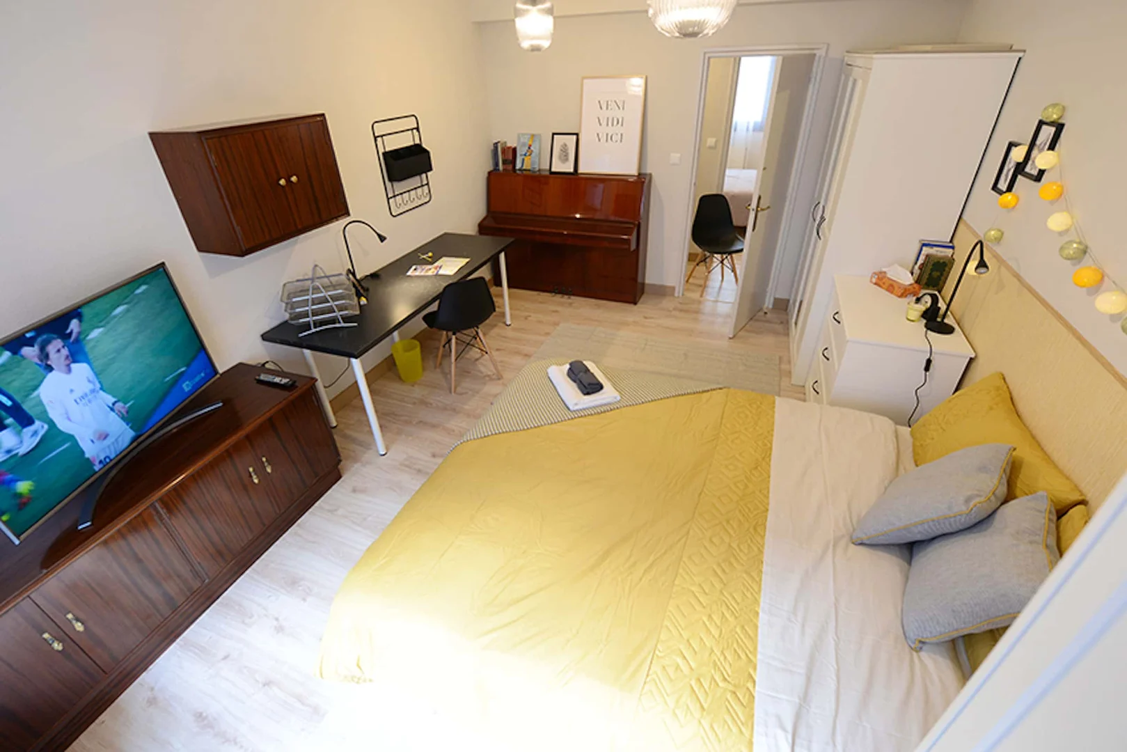 Quarto de estudante em  com área de estudo e instalações partilhadas