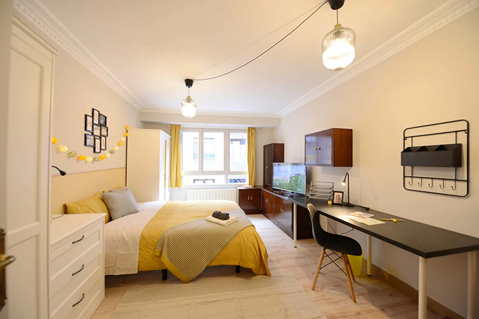 Quarto acessível para estudantes com iluminação ampla em 